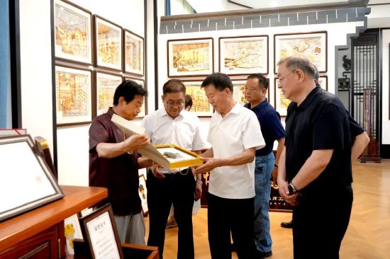 张社年一行实地参观调研贺兴文大师工作室