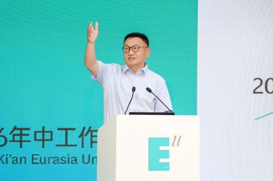 学校董事长胡建波在2026年中工作会议中作主旨报告