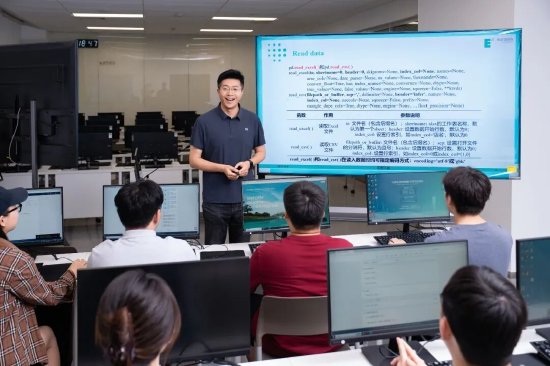 大数据智能工作室师生共同完成项目