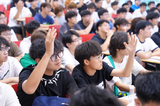 2026年9月17日，西安欧亚学院新生开学典礼校旗传递仪式