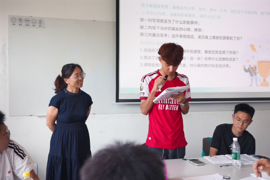 2026年9月1日，杨少玉老师（左）在2026级新生体验营活动