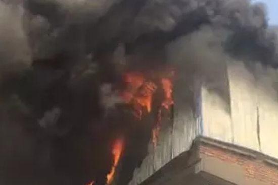 西安石家街一厂房发生火灾 大火燃烧逾5小时