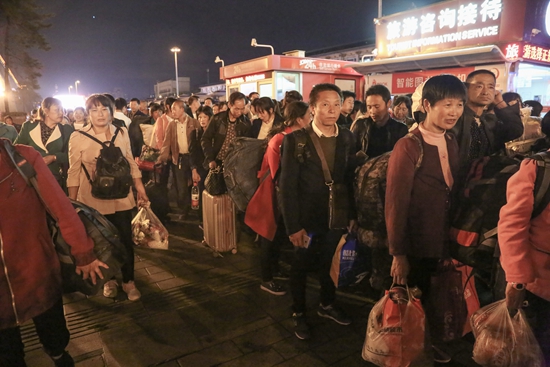 进疆摘棉的务工人员在西安火车站有序进站乘车
