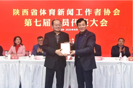 新当选的陕西体育新闻工作者协会主席高西广(右)为秘书长杨晓波颁发聘书