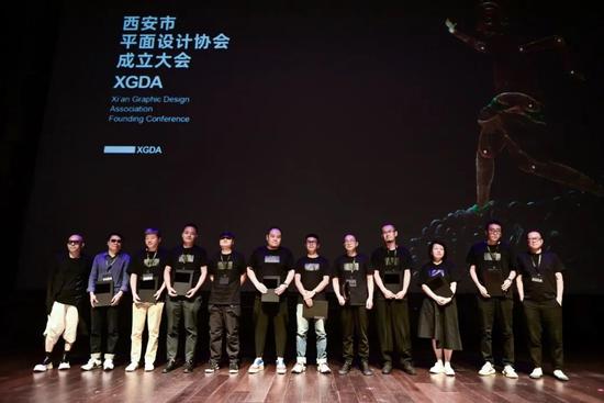 　　为协会第一届学术委员成员颁发聘书 第一届学术委员：雷志忠、巩辰、贺冰凇、黄红卫、任华、翁安华、李瑾、 刘君涛、姜延、李冠林