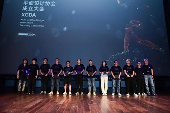 　　为协会个人会员颁发会员证书 第一届协会个人会员：段继鹏、董少飞、傅斌、韩瑜、荆伟、李维新 李新荣、孟坤、孟神宇、曲贵翔
