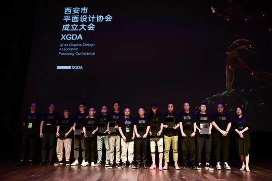 　　为协会第一届理事会成员颁发证书 第一届理事会成员：卫东青、刘攀、程强、张晗、焦耳、宋甍、胡智健 黄勇、唐军义、孙新安、颜博、翟旭