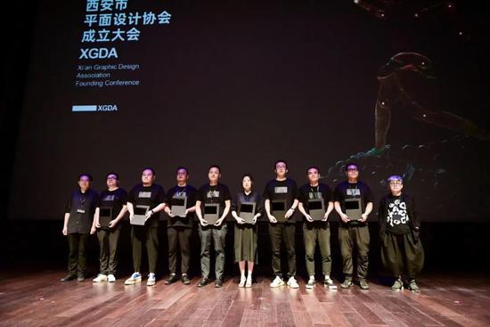 　　为协会第一届主席团成员颁发证书 第一届主席团成员：主席 刘君涛；副主席 姜延、刘曲、陆兴刚； 秘书长 刘维祥； 监事长 李冠林；监事 仝攀、李王勃