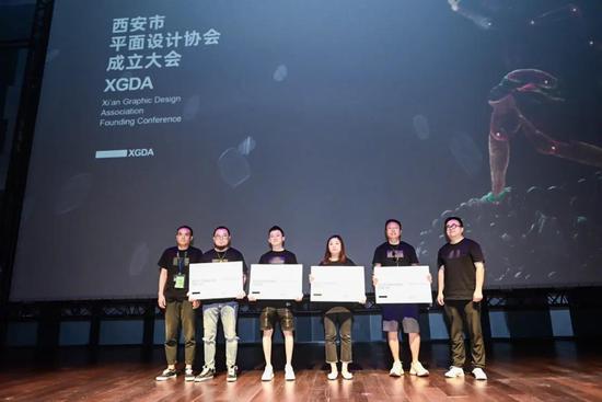 　　为协会团体会员单位授牌 团体会员单位：西安天博广告装饰工程有限责任公司、陕西鹿合文化传播有限公司、陕西集晟文化传播有限公司、深圳格林威至广告文化传播有限公司西安分公司