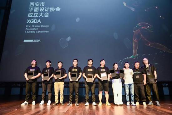 　　为协会个人会员颁发会员证书 第一届协会个人会员：祁正言、王向春、王骁卉、王咏、万开亮、向阳、 姚杰、杨田田、张轩诚