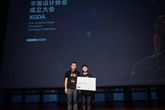 为协会名誉理事单位创景文化授牌