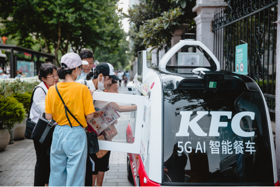 因为当天早晨出门匆忙,她没有准备早餐,而恰好出现的肯德基5gai智能