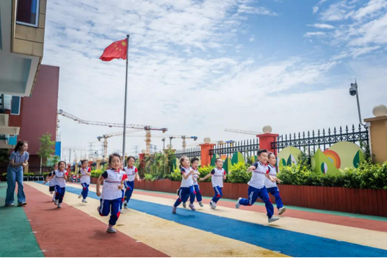 操场上奔跑的孩子们