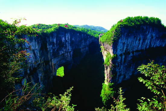 平行横跨在羊水河峡谷上的天生三桥