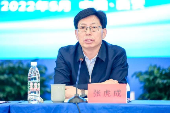 图/省人社厅副厅长张虎成讲话