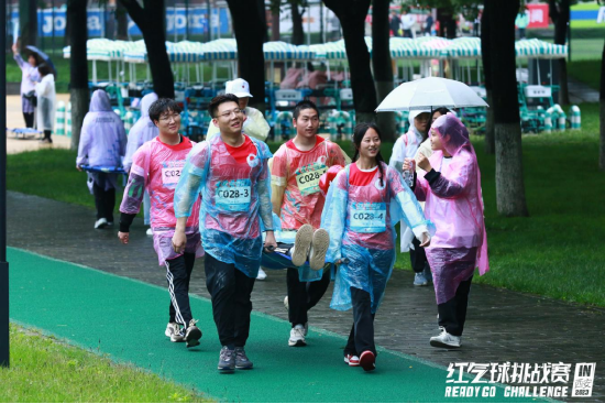 参赛队伍合作开展担架搬运任务