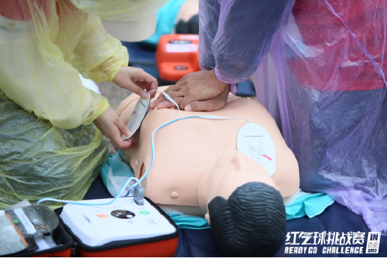 参赛者进行心肺复苏（CPR+AED）任务