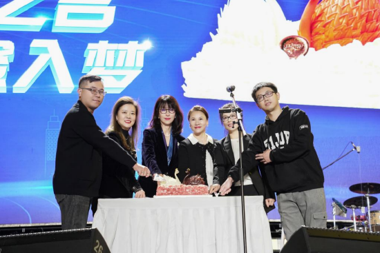 共切蛋糕,分享甜蜜