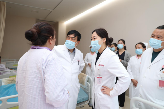 整形医院院长郭树忠教授、副院长师俊莉及团队查看雷娜(化名)情况