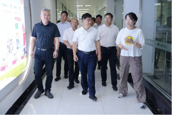 蒙牛乳业宝鸡公司总经理赵永旺(左一)陪同参观