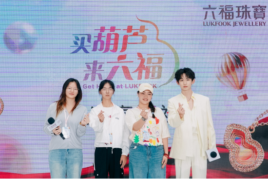 (图:郭俊辰与粉丝合照)