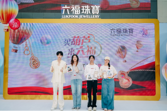 (图:郭俊辰为粉丝送上六福珠宝18K金钻石项链及签名照)