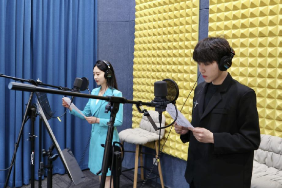 学生在录音棚进行播音主持创作实践