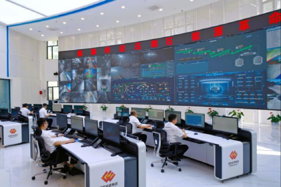 图为保德煤矿智能化调度指挥中心