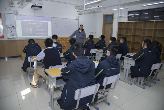 主讲老师巨鹏博士,现任职长安大学,中科院(武汉物理与数学研究所),理学博士