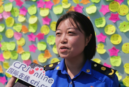 西安市雁塔区城市管理和综合执法局法规宣传科负责人刘蕾表达感受 摄影 柳洪华