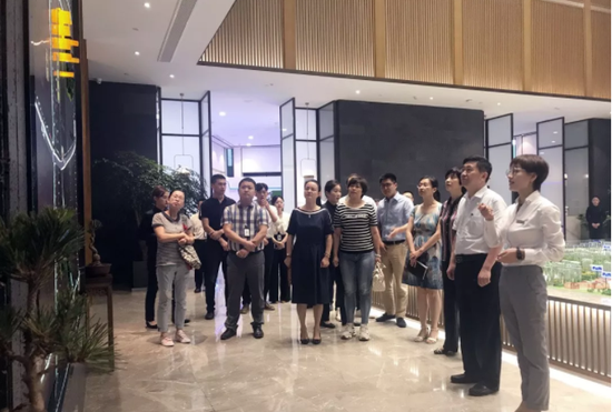 ▲市发改委副主任一行了解云都项目规划