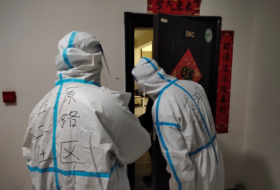 志愿者们挨家挨户登记核酸检测情况