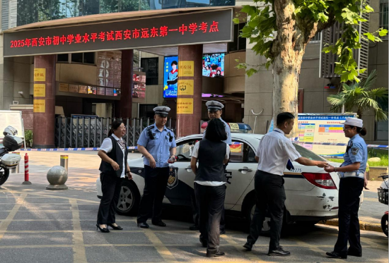西安银行工作人员为执勤民警送去饮用水