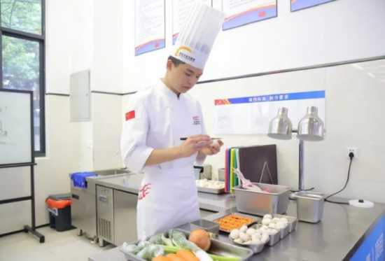 杨萧剑在新东方烹饪教育日常实训场景
