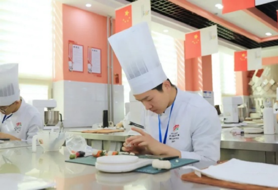王天祥在新东方烹饪教育日常实训场景