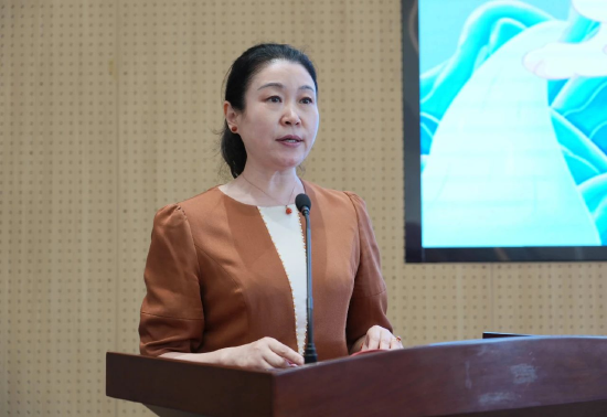 股份公司副总经理周艳花介绍书画作品展活动规则