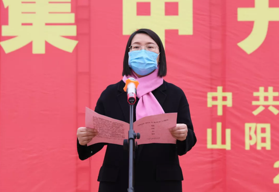 縣委常委、常務(wù)副縣長(zhǎng)曹艷萍介紹集中開工項(xiàng)目情況