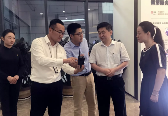 ▲市发改委副主任一行参观云都云端生活馆