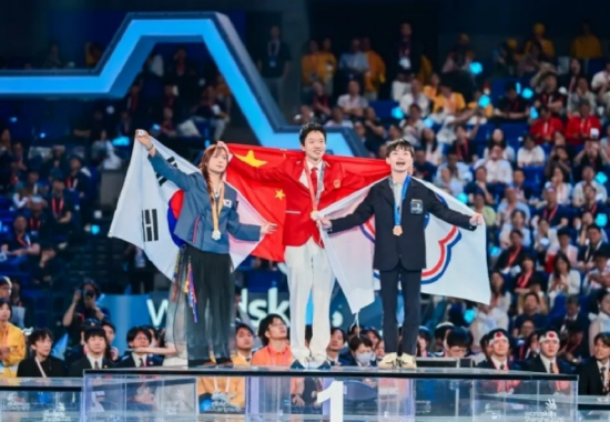 王天祥佩戴金牌身披国旗登领奖台