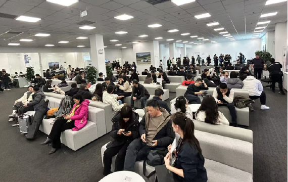 特斯拉西安交付中心等待提车的客户