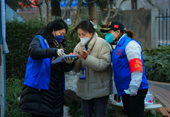 赵梦杰正在了解小区情况