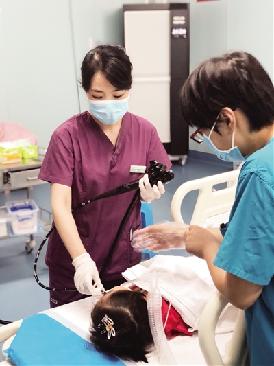 杨洪彬在做手术 本报记者 葛兰 摄