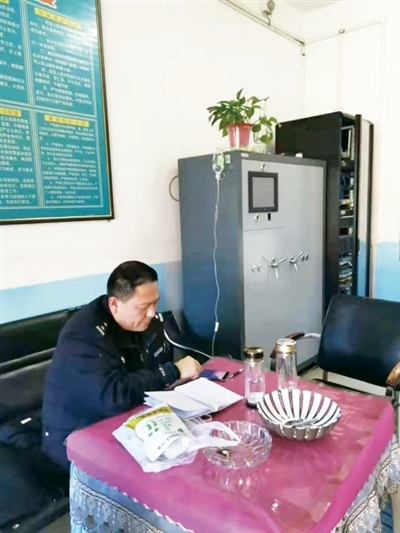 吳豐朝在辦公室一邊打著點(diǎn)滴一邊工作