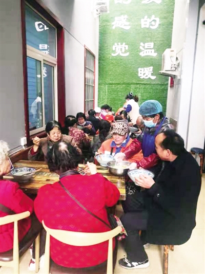 老人们在用餐 本报记者 薛保华 摄