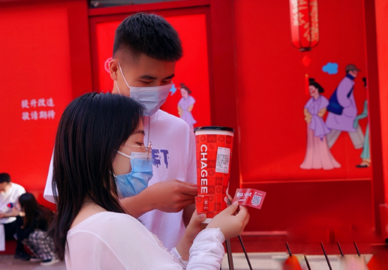 西安消费者参与首店开业盲盒杯抽奖活动