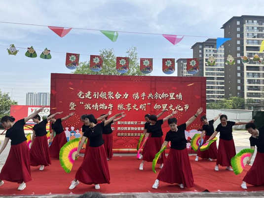 （图为黄小蓉和居民一起登台表演舞蹈）