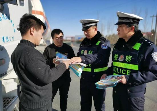 高交二大隊開展交通安全宣傳(市交警支隊供圖)
