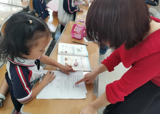 老师正在辅导学生