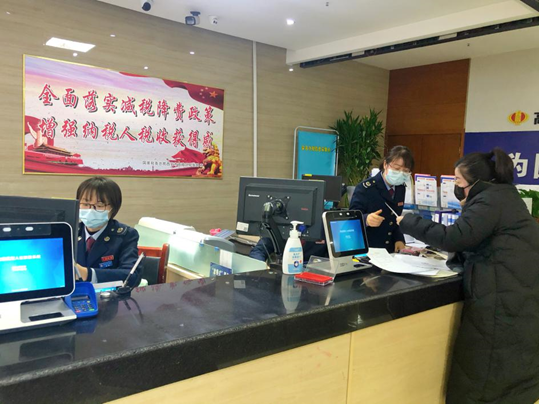 税务窗口工作人员为群众答疑 (狄梦瑶 摄)