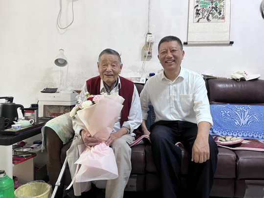 党委书记刘予东慰问离休干部牛化林（左）